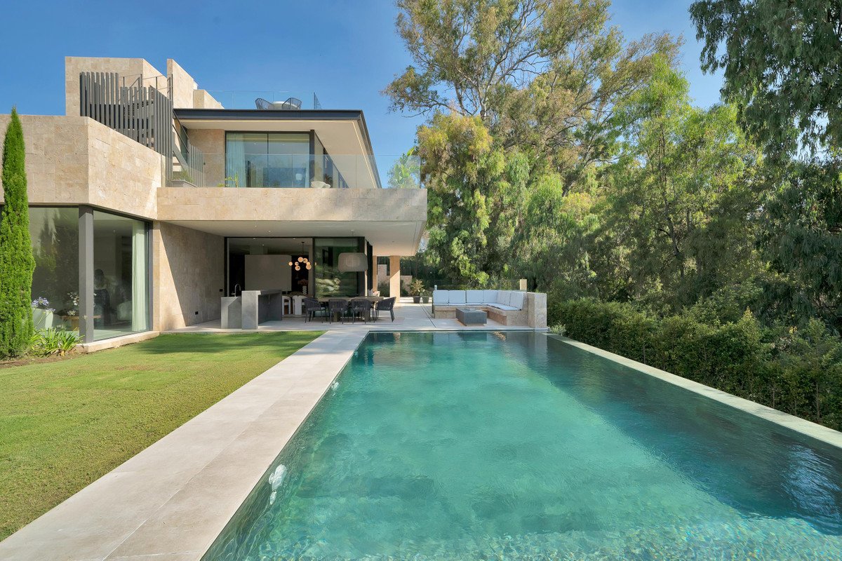6 Bed Detached Villa in Marbella