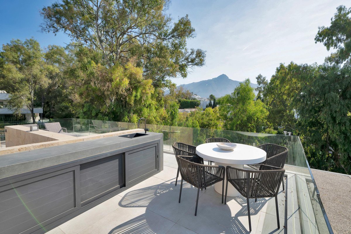 6 Bed Detached Villa in Marbella