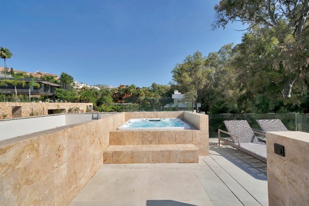 6 Bed Detached Villa in Marbella