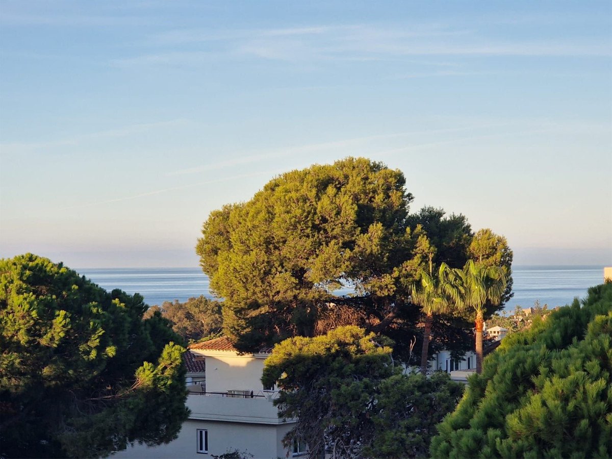 2 Bed Middle Floor Apartment in Cabopino