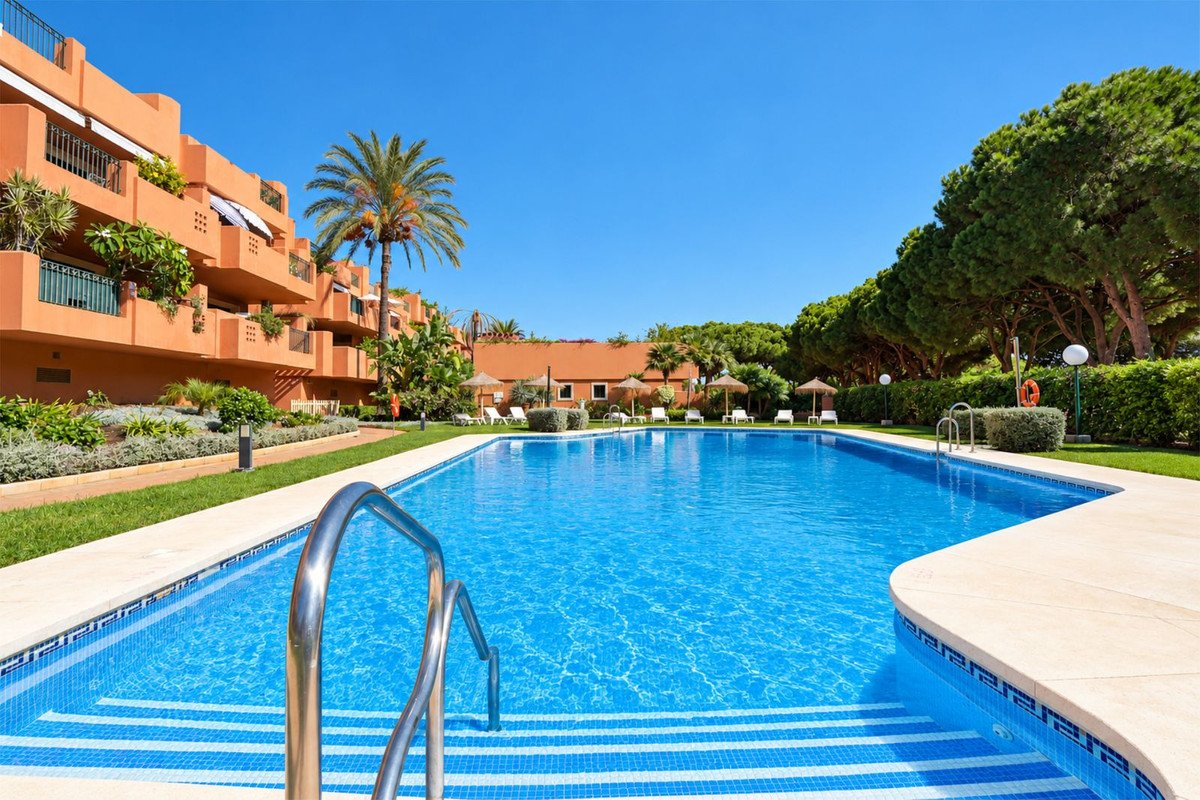 2 Bed Middle Floor Apartment in Cabopino
