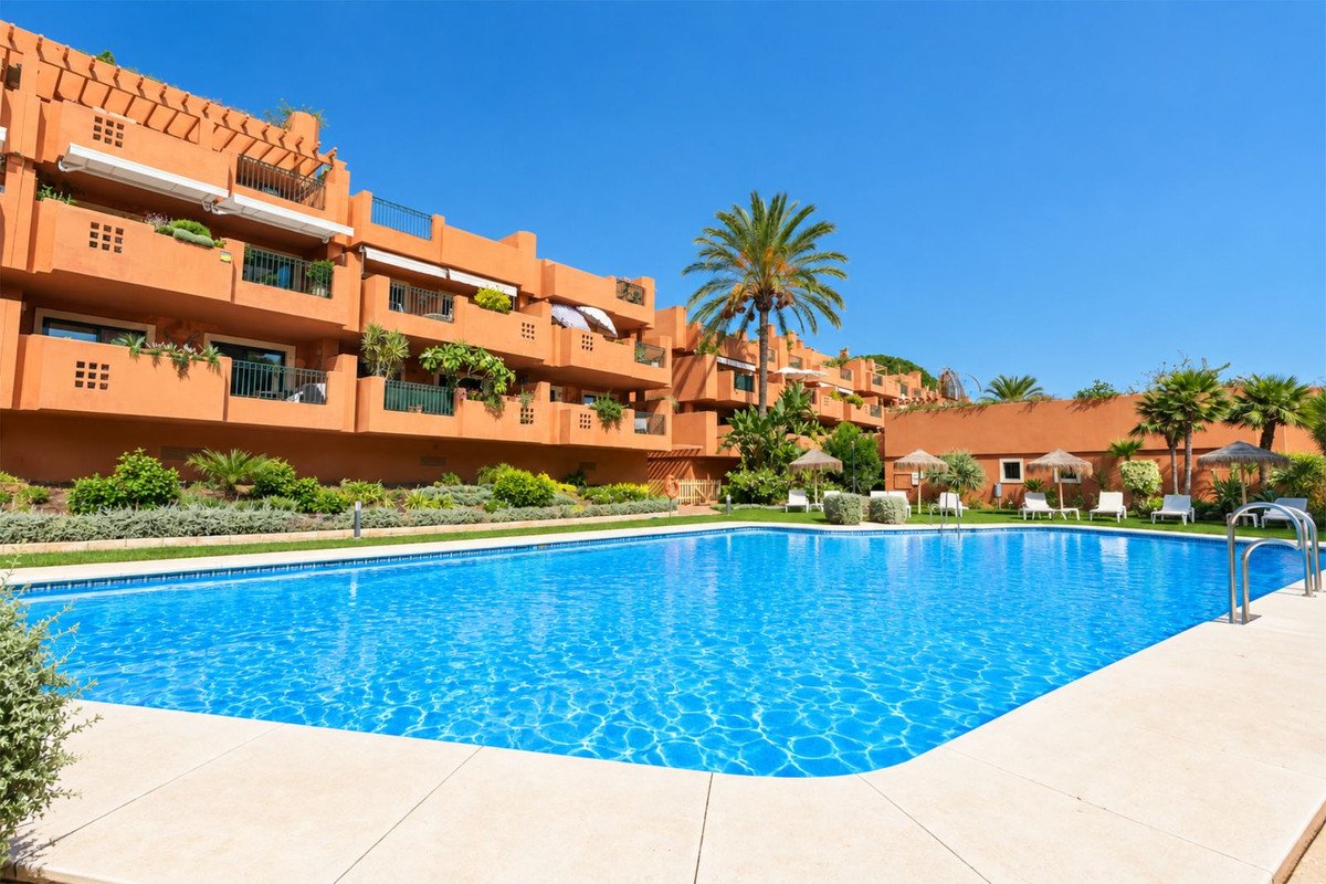 2 Bed Middle Floor Apartment in Cabopino