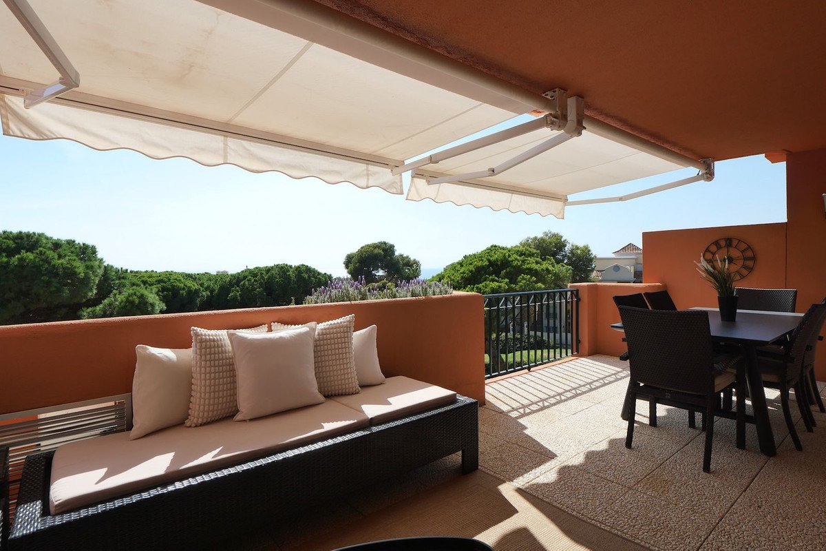 2 Bed Middle Floor Apartment in Cabopino