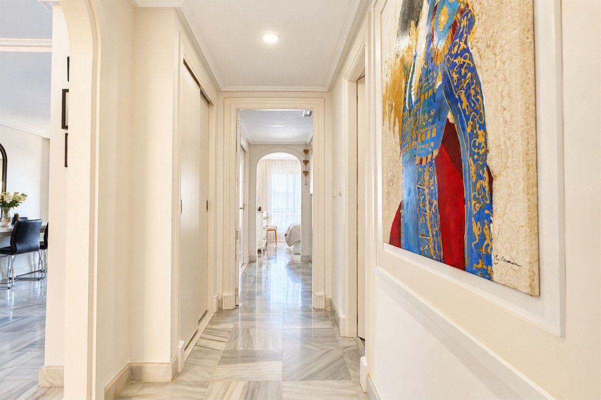 2 Bed Middle Floor Apartment in Cabopino