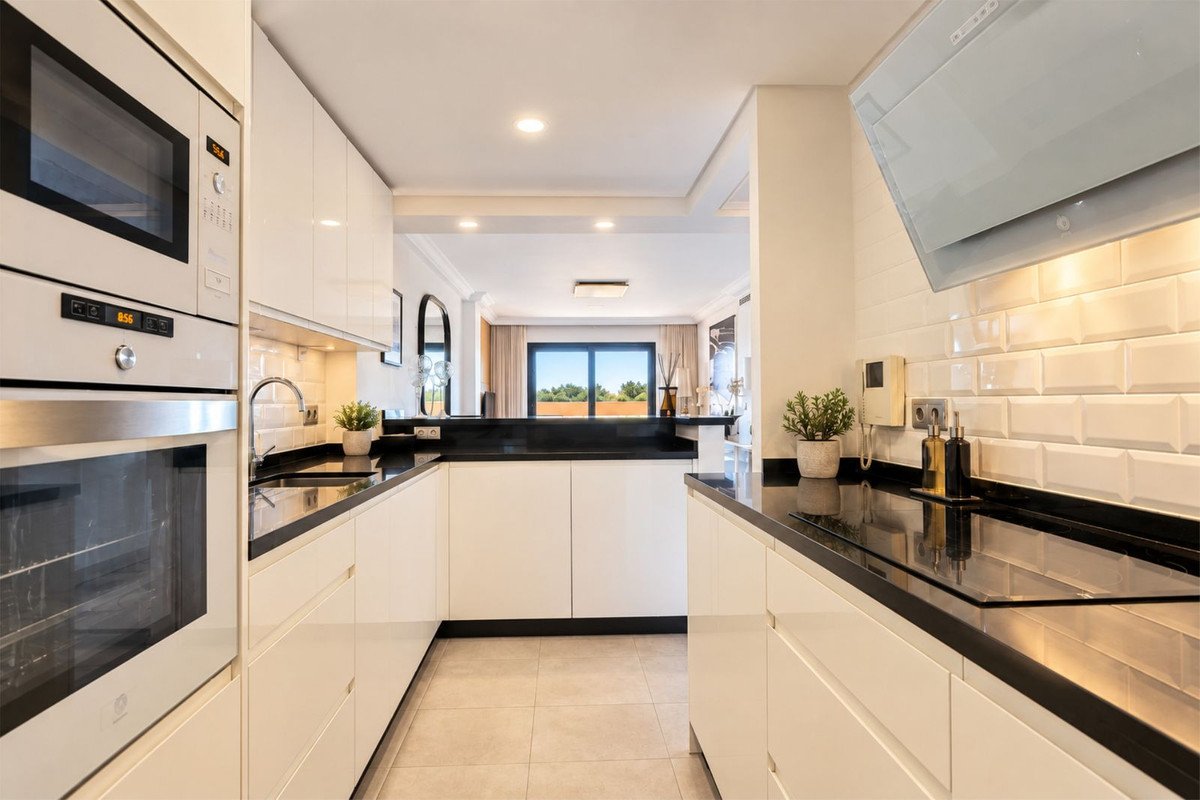 2 Bed Middle Floor Apartment in Cabopino