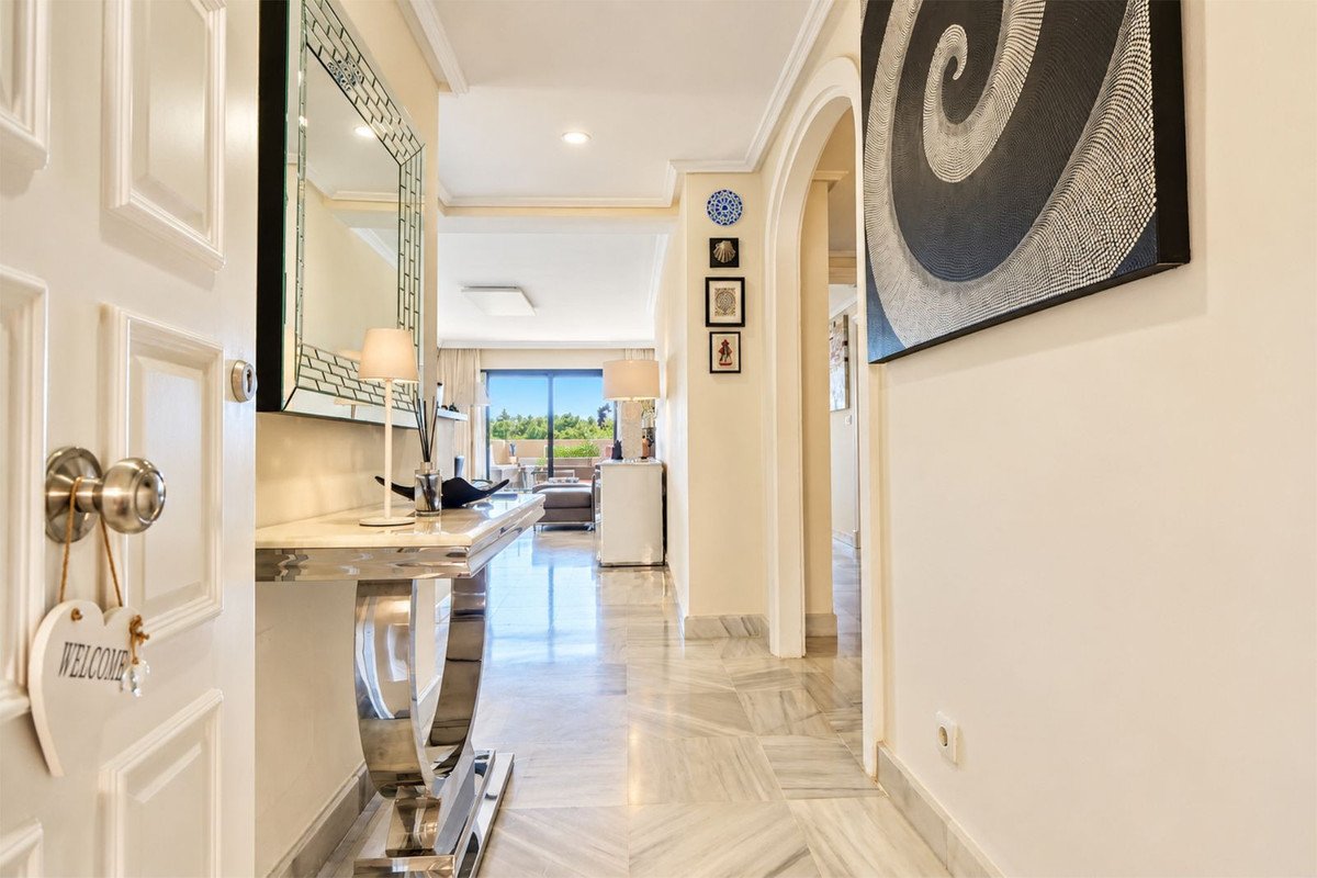 2 Bed Middle Floor Apartment in Cabopino