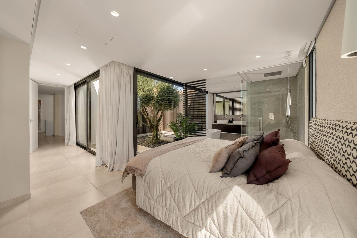 5 Bed Detached Villa in Nueva Andalucía