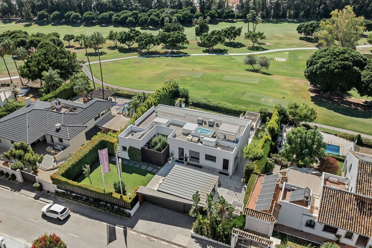 5 Bed Detached Villa in Nueva Andalucía
