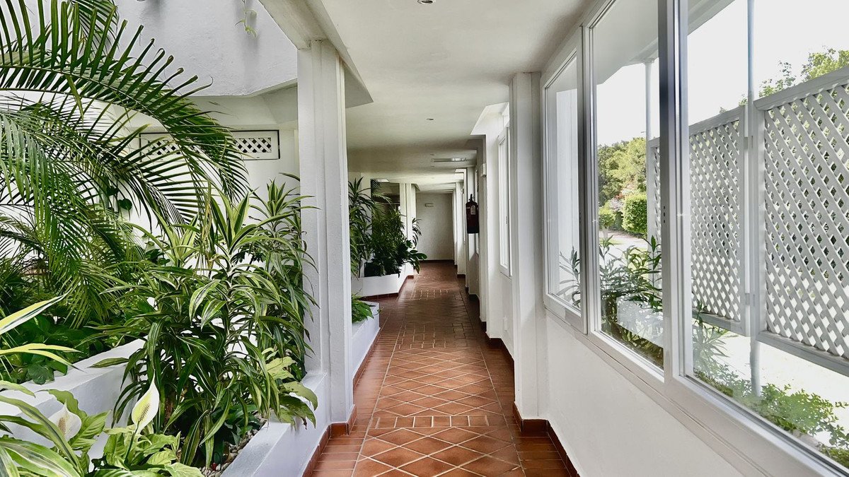 2 Bed Middle Floor Apartment in Puerto Banús