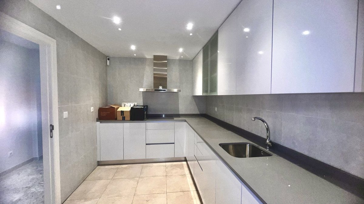 2 Bed Middle Floor Apartment in Puerto Banús