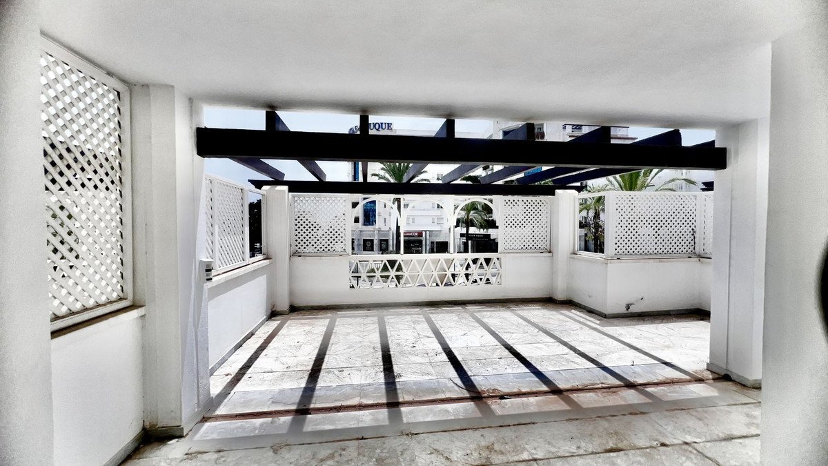 2 Bed Middle Floor Apartment in Puerto Banús