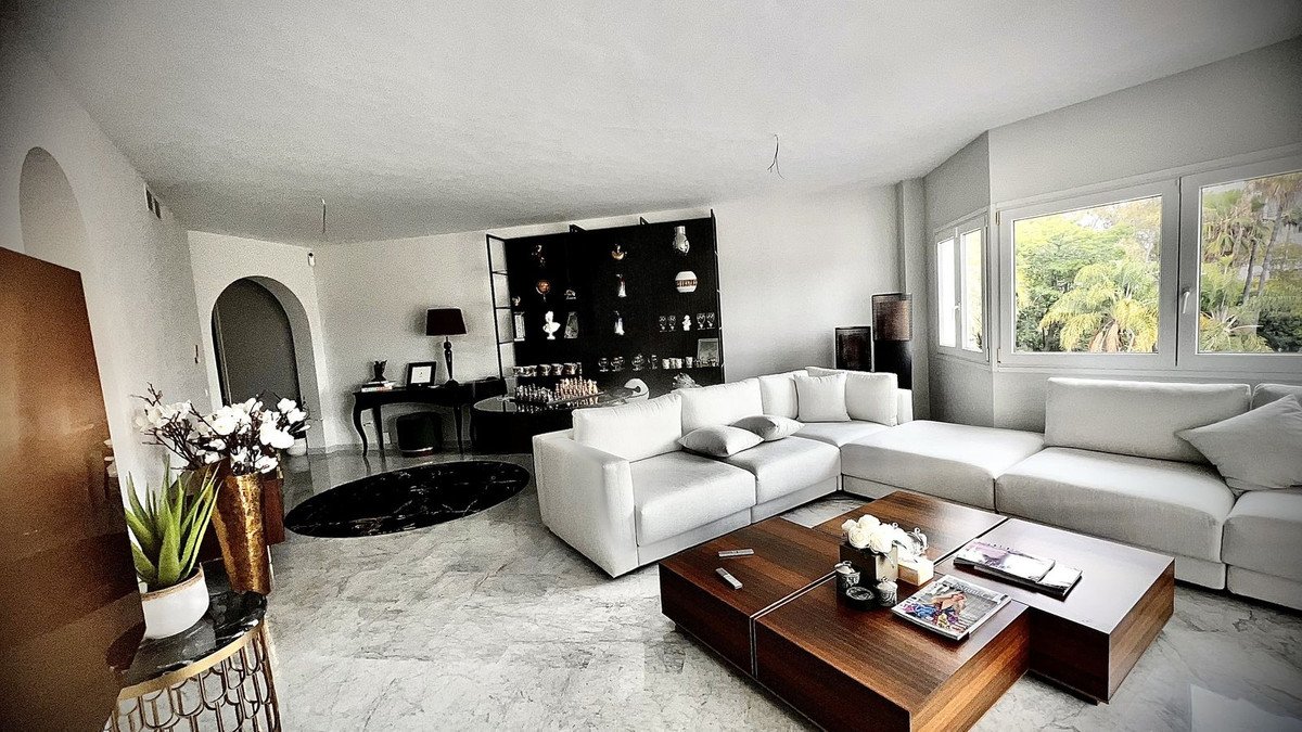 2 Bed Middle Floor Apartment in Puerto Banús