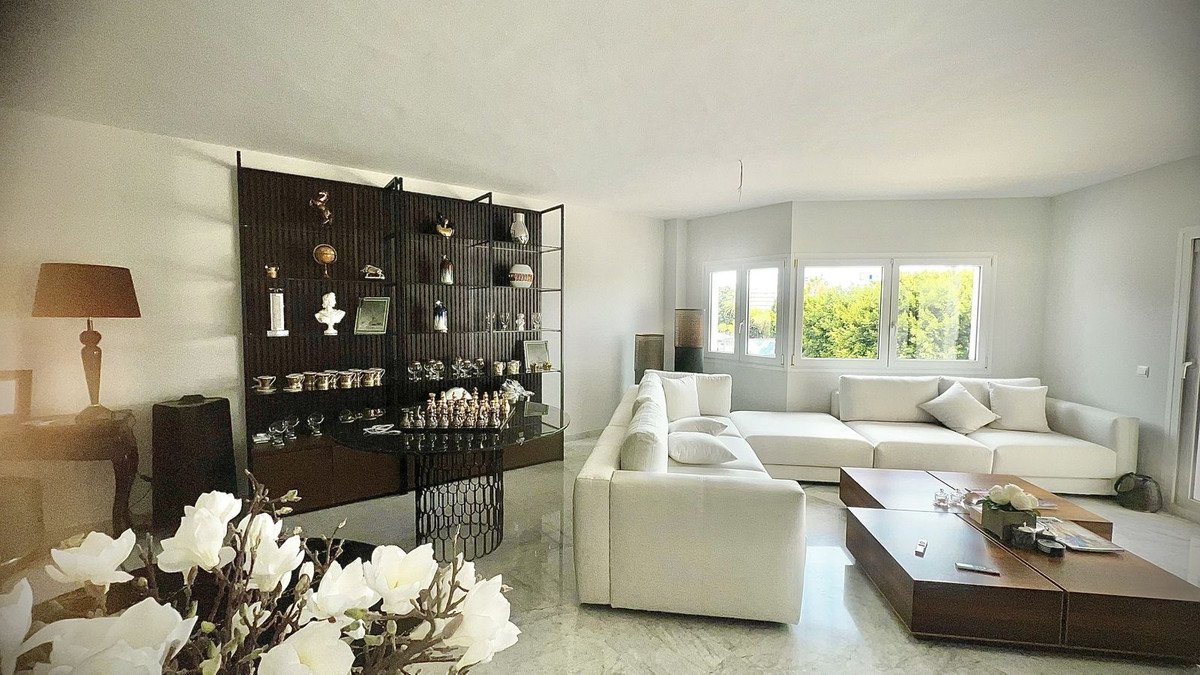 2 Bed Middle Floor Apartment in Puerto Banús