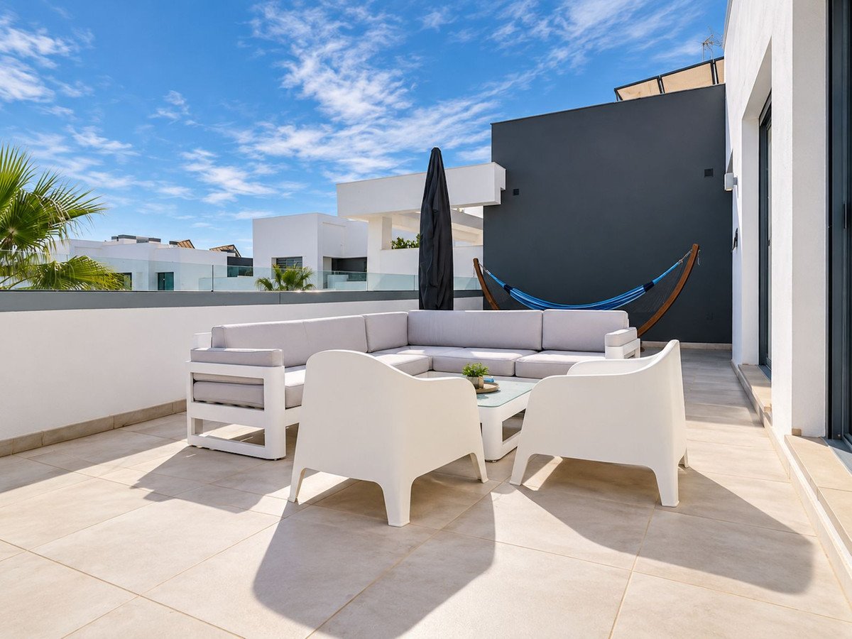 3 Bed Penthouse in New Golden Mile