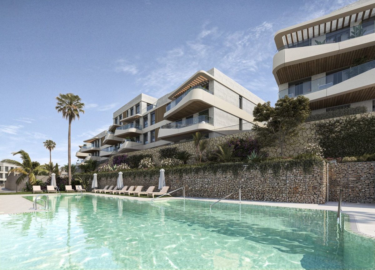 2 Bed Middle Floor Apartment in Estepona