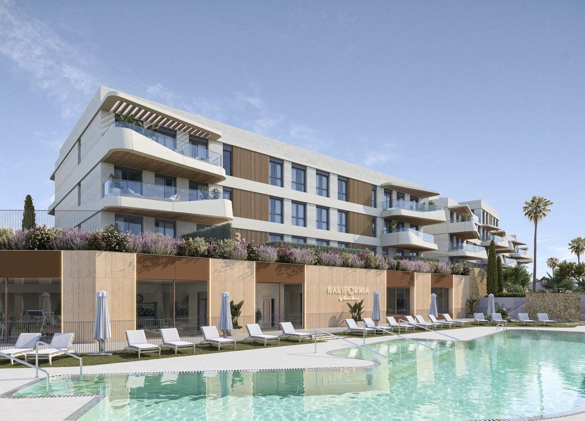 2 Bed Middle Floor Apartment in Estepona