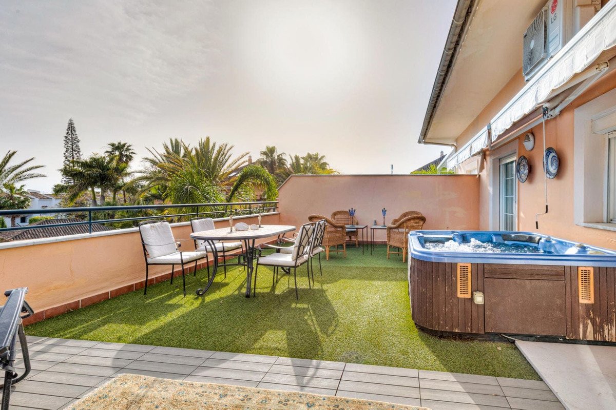 2 Bed Top Floor Apartment in Elviria