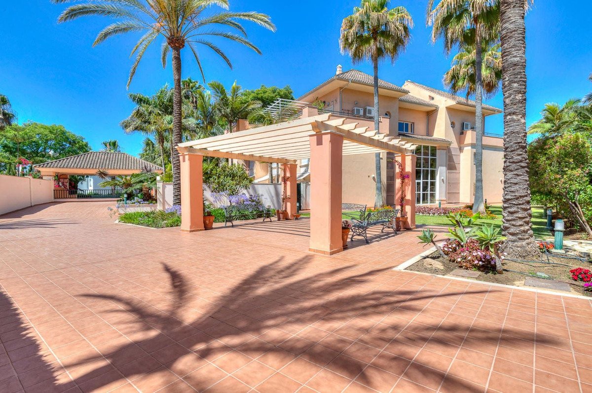 2 Bed Top Floor Apartment in Elviria