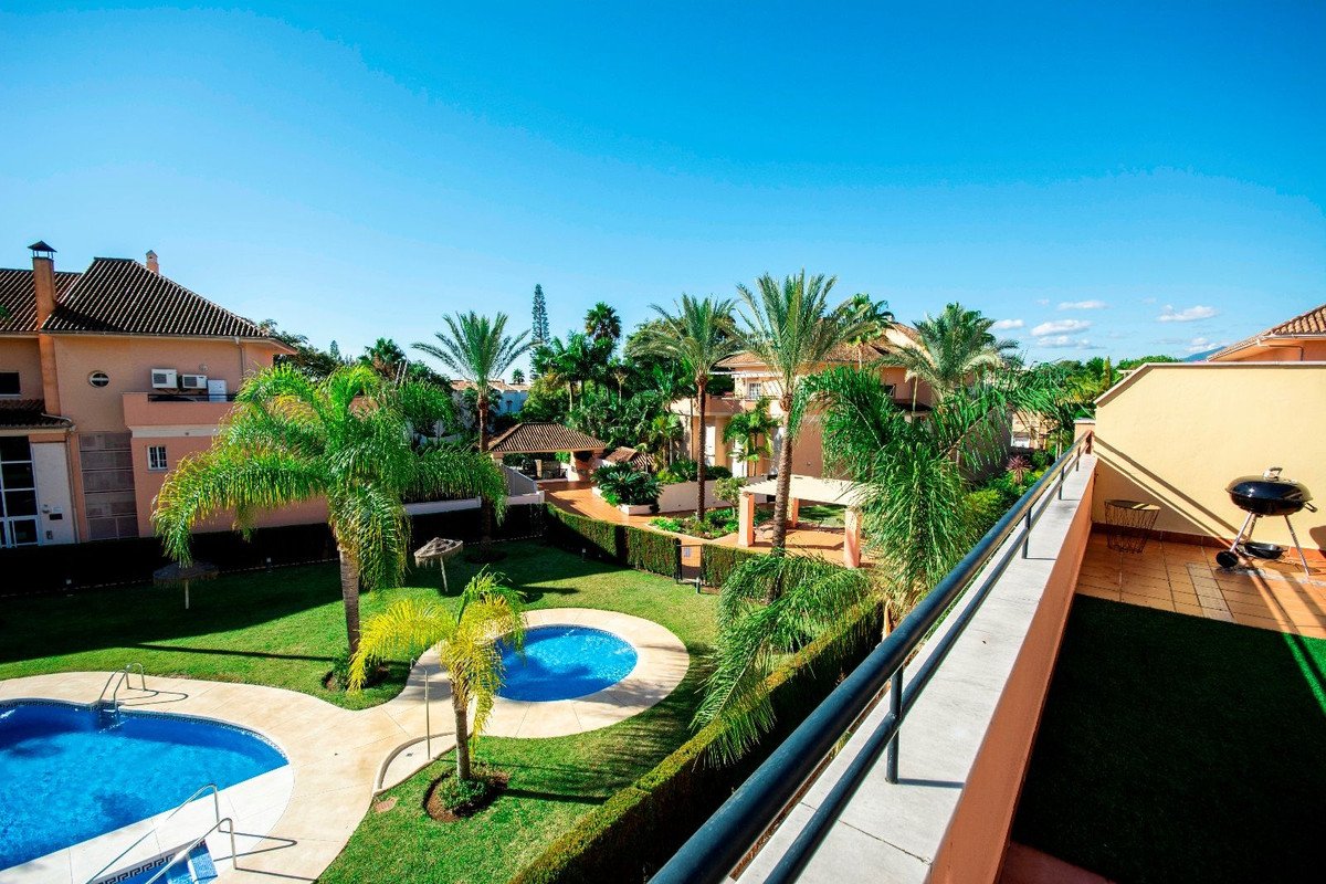 2 Bed Top Floor Apartment in Elviria