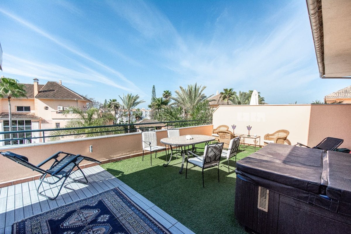 2 Bed Top Floor Apartment in Elviria