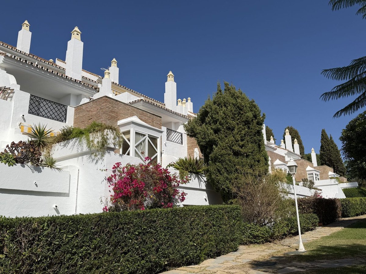 2 Bed Townhouse in El Paraiso