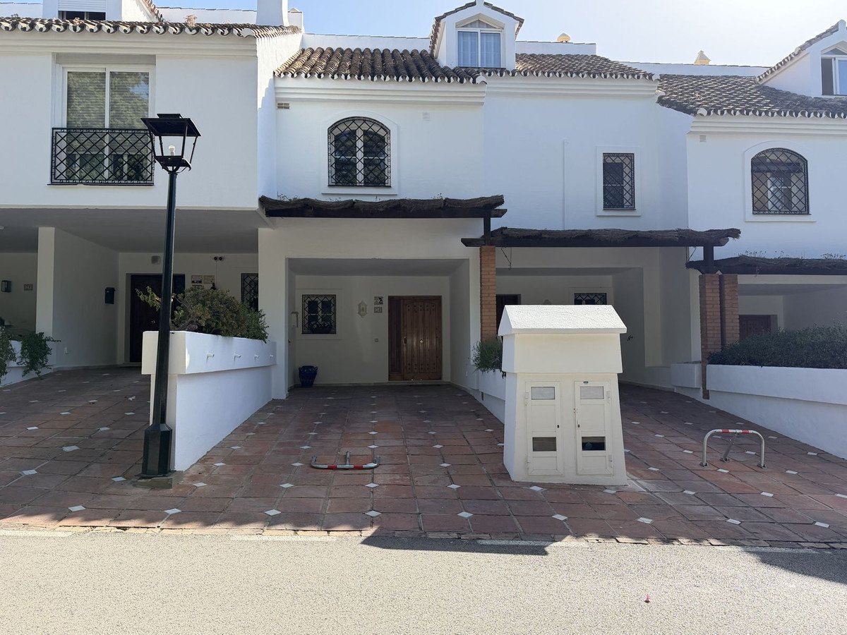 2 Bed Townhouse in El Paraiso