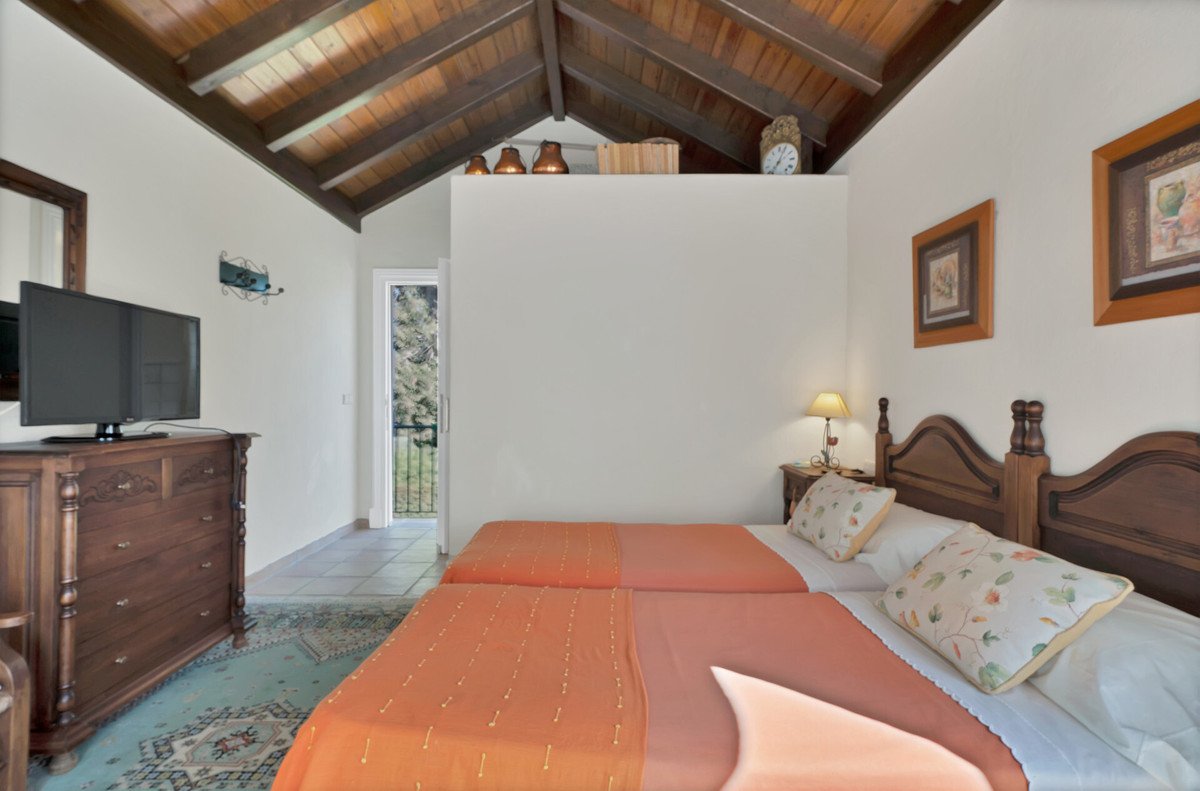 6 Bed Detached Villa in Las Brisas