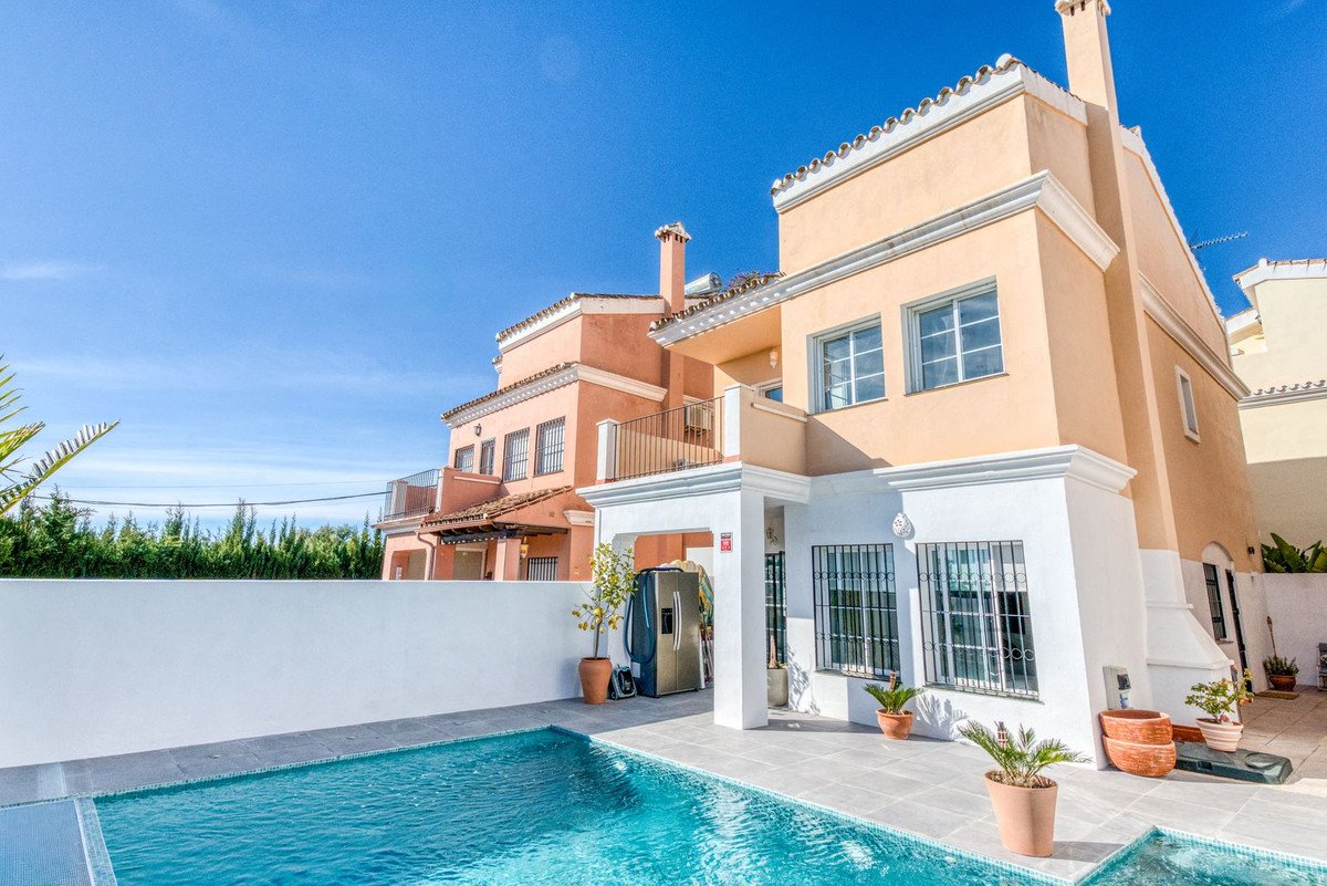 4 Bed Detached Villa in New Golden Mile