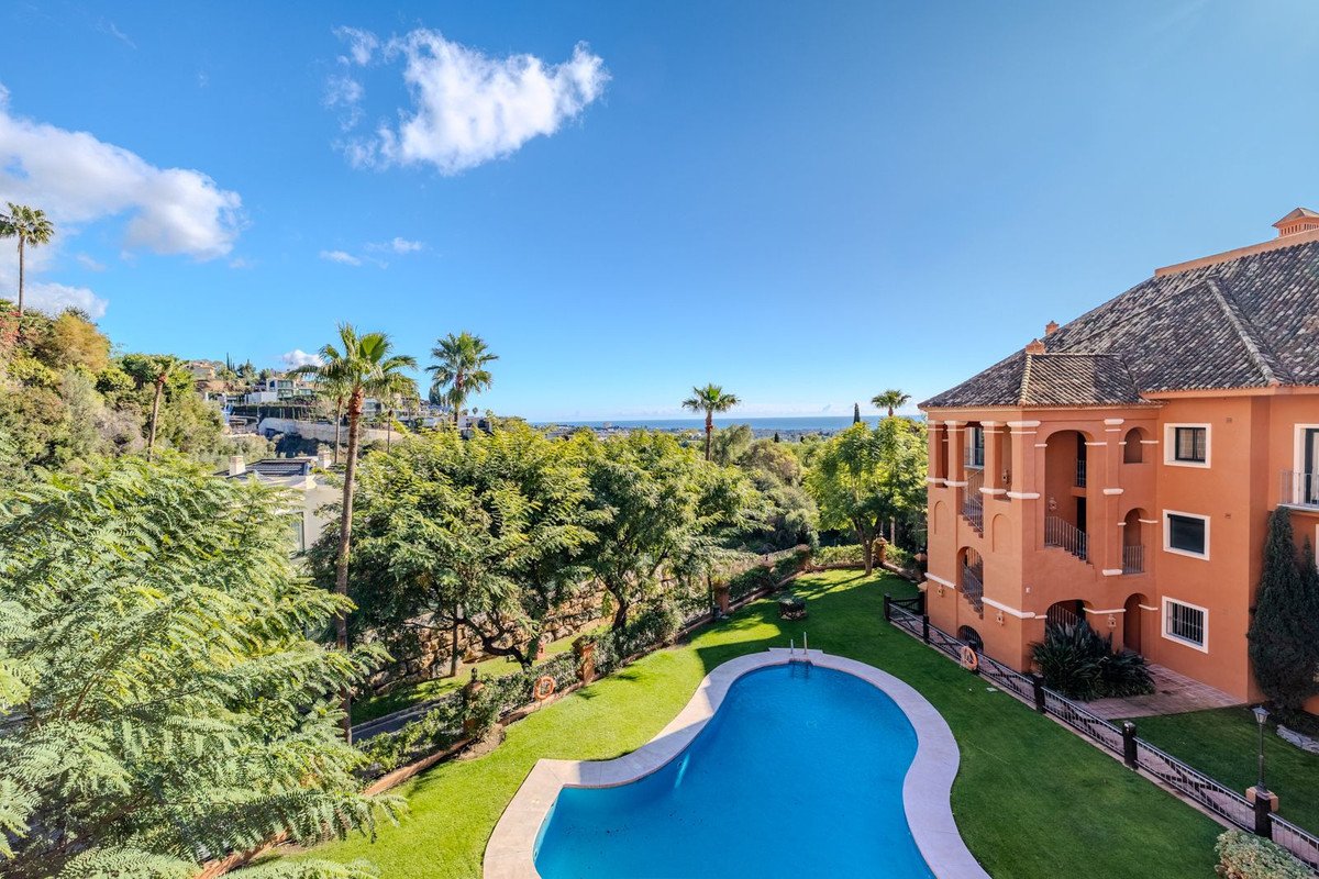 3 Bed Penthouse Duplex in Monte Halcones
