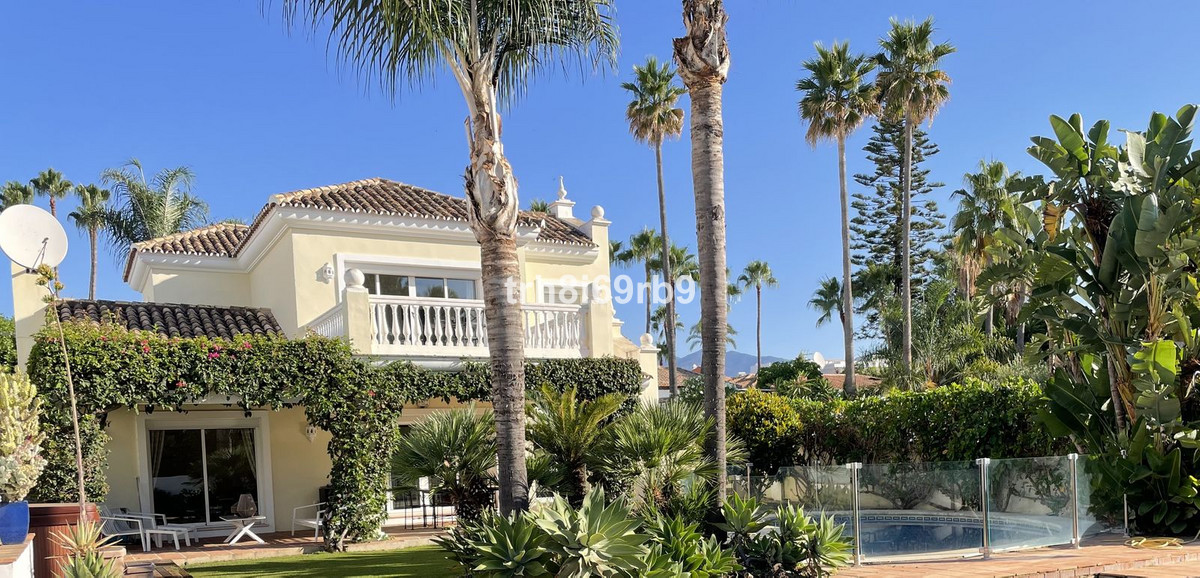 3 Bed Detached Villa in New Golden Mile
