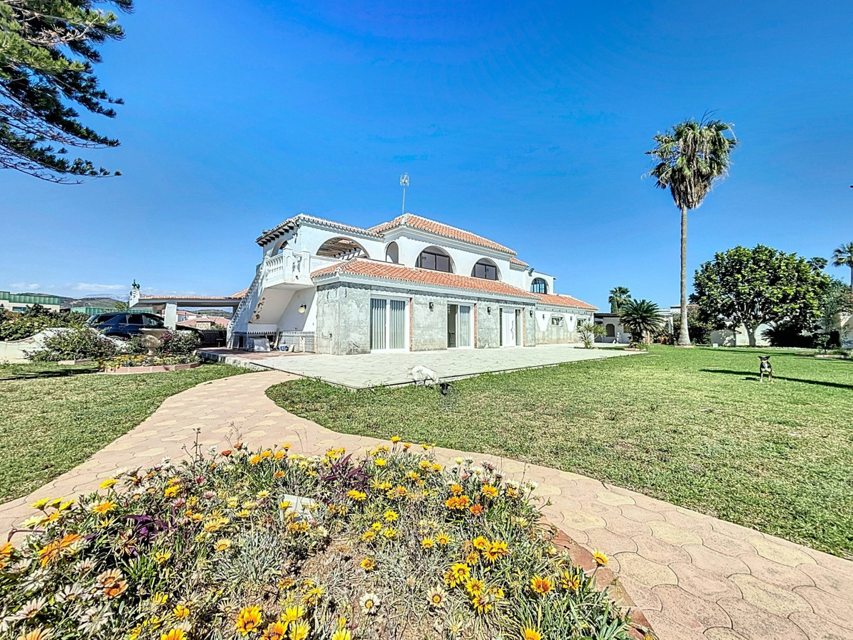 5 Bed Detached Villa in Almayate