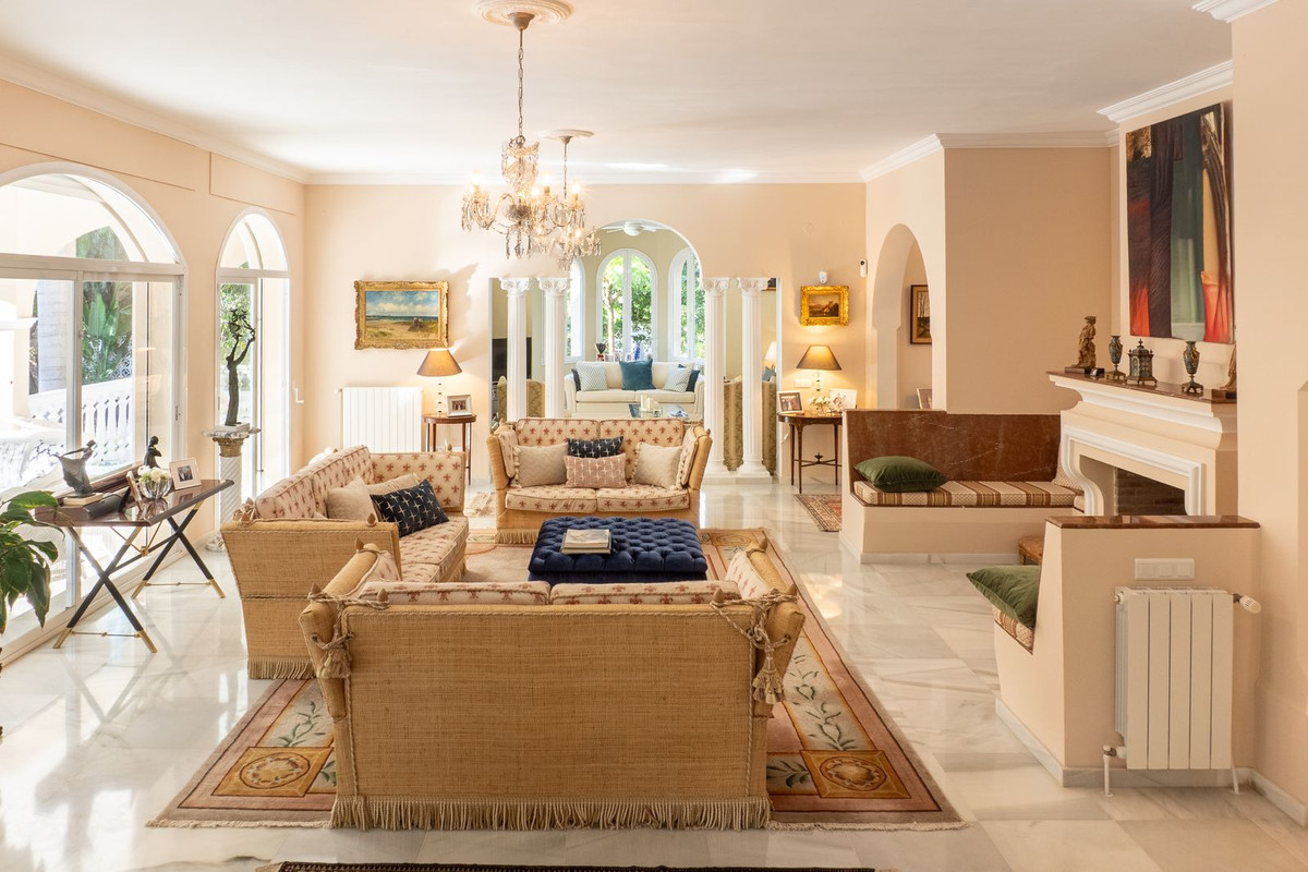 5 Bed Detached Villa in New Golden Mile