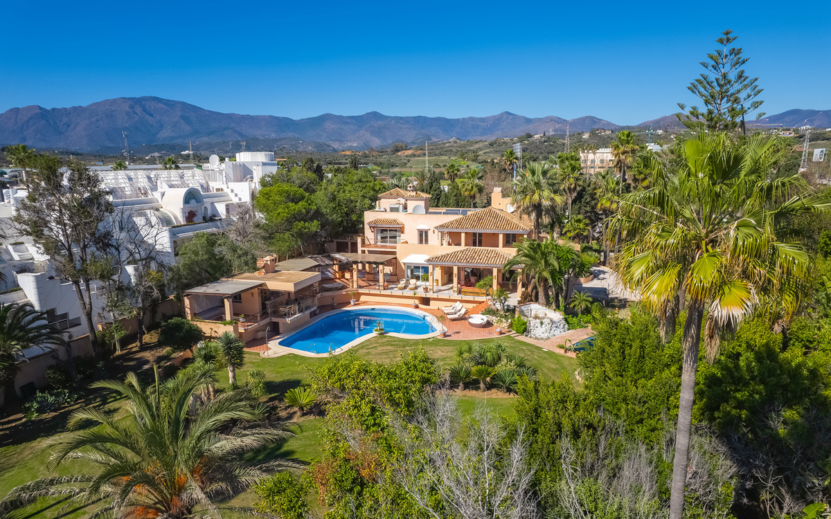 8 Bed Detached Villa in New Golden Mile