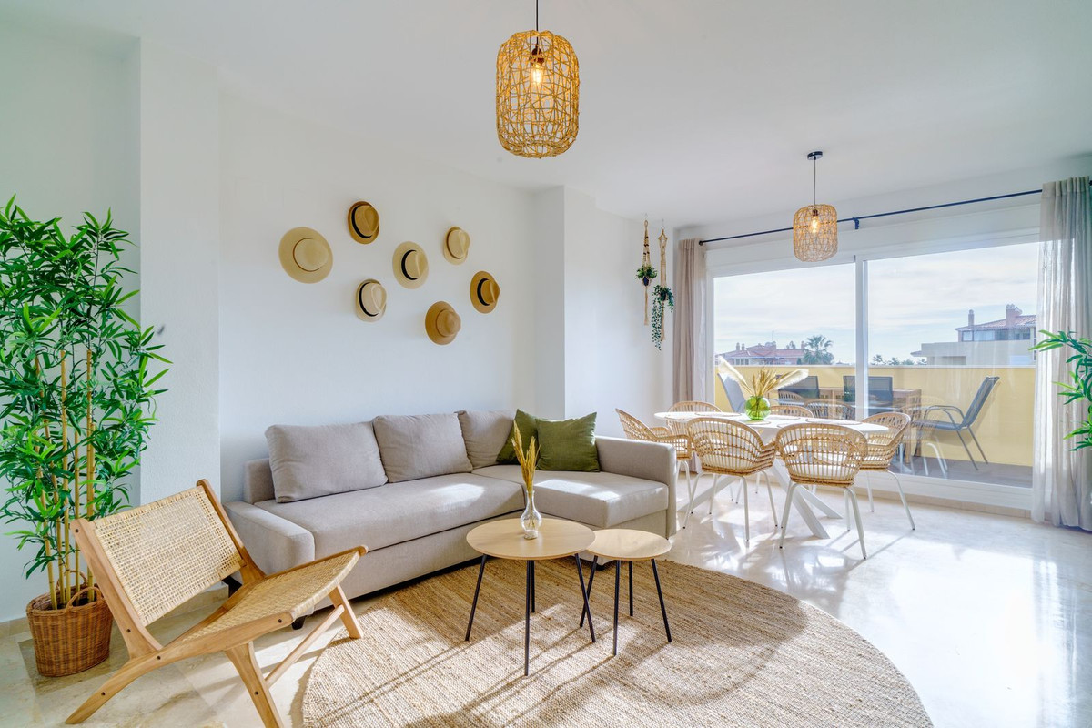 3 Bed Middle Floor Apartment in Los Prados
