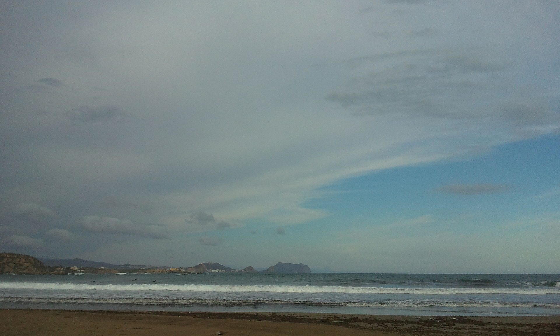 North view from the center of the cove. In the background, the city of Águilas a