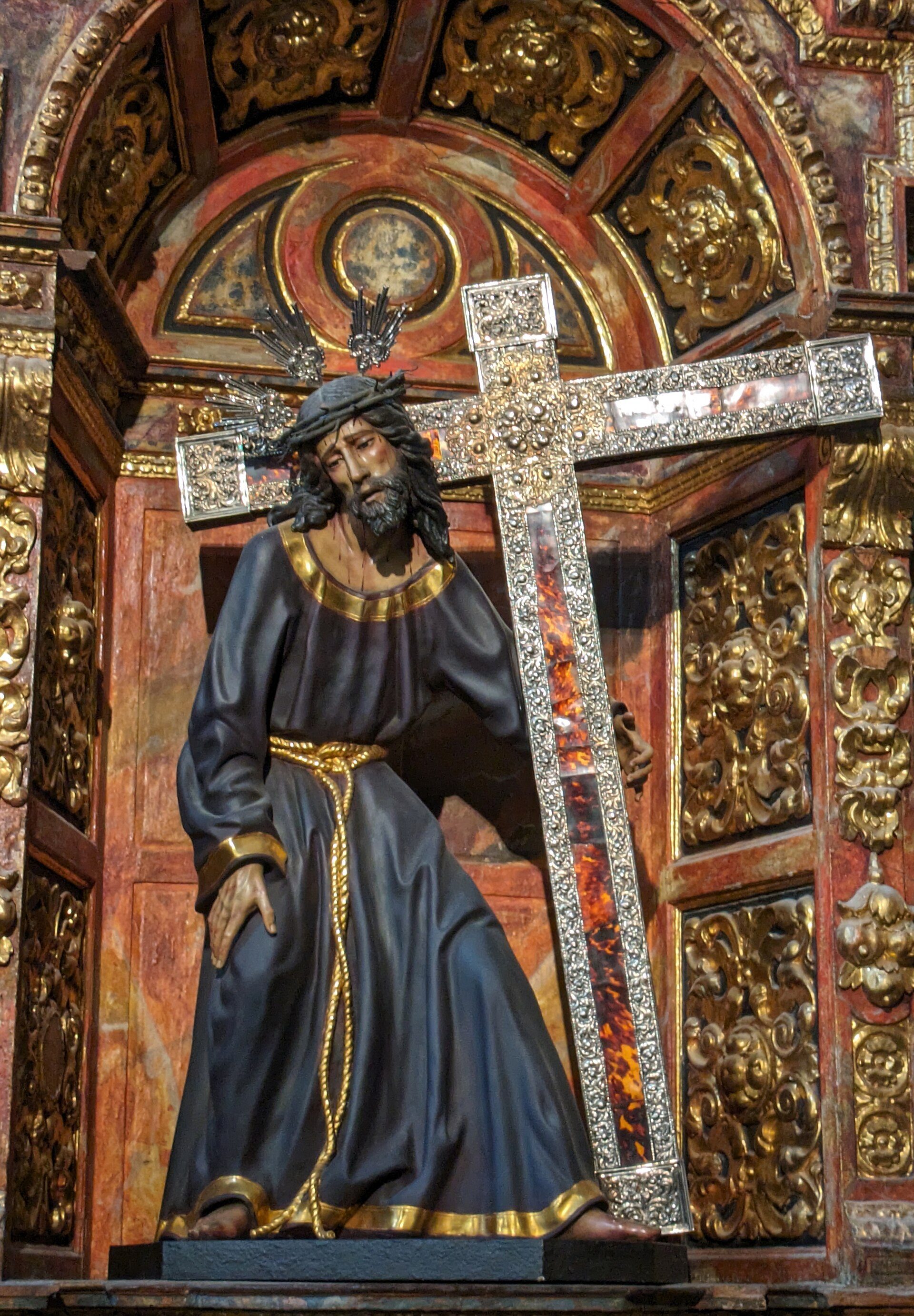 Retablo de Jesús con la cruz a cuestas. El Jesús fue esculpido por Gaspar del Ág