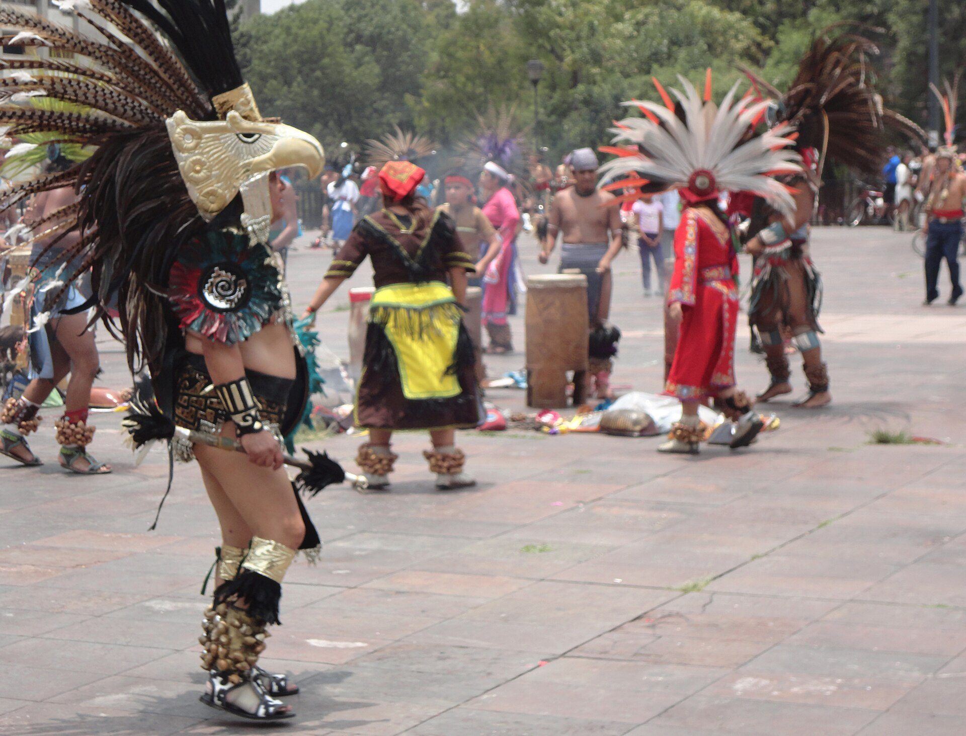 Danzantes en la Plaza de las Tres Culturas. Alcaldía Cuauhtémoc, Ciudad de Méxic
