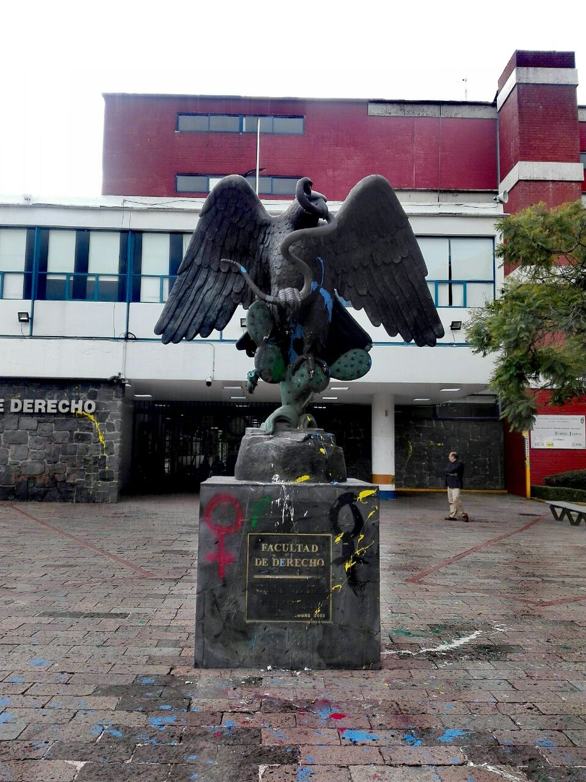 Águila de la Facultad de Derecho de la UNAM con pintas feministas en protesta po