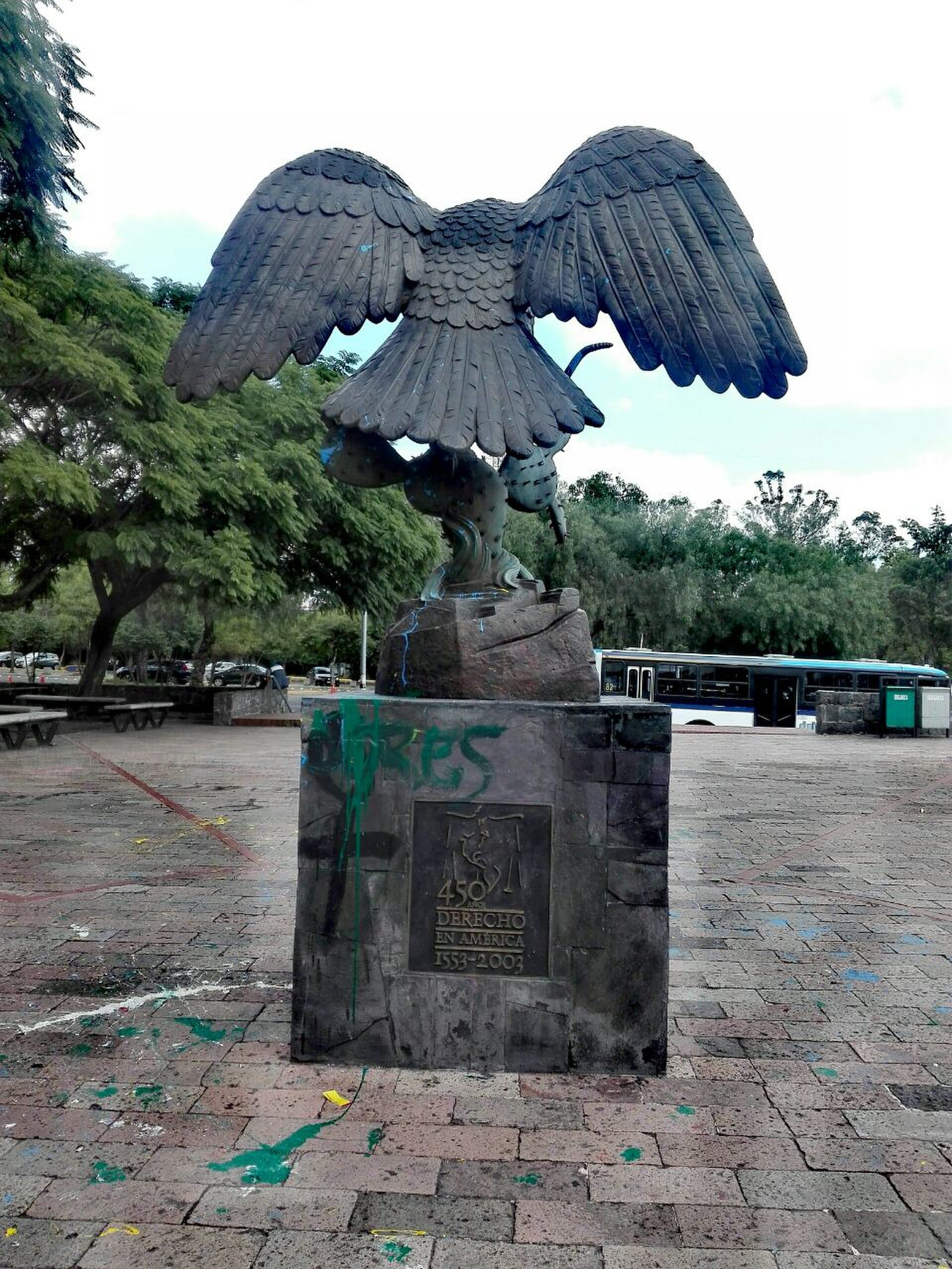 Águila de la Facultad de Derecho de la UNAM con pintas feministas en protesta po