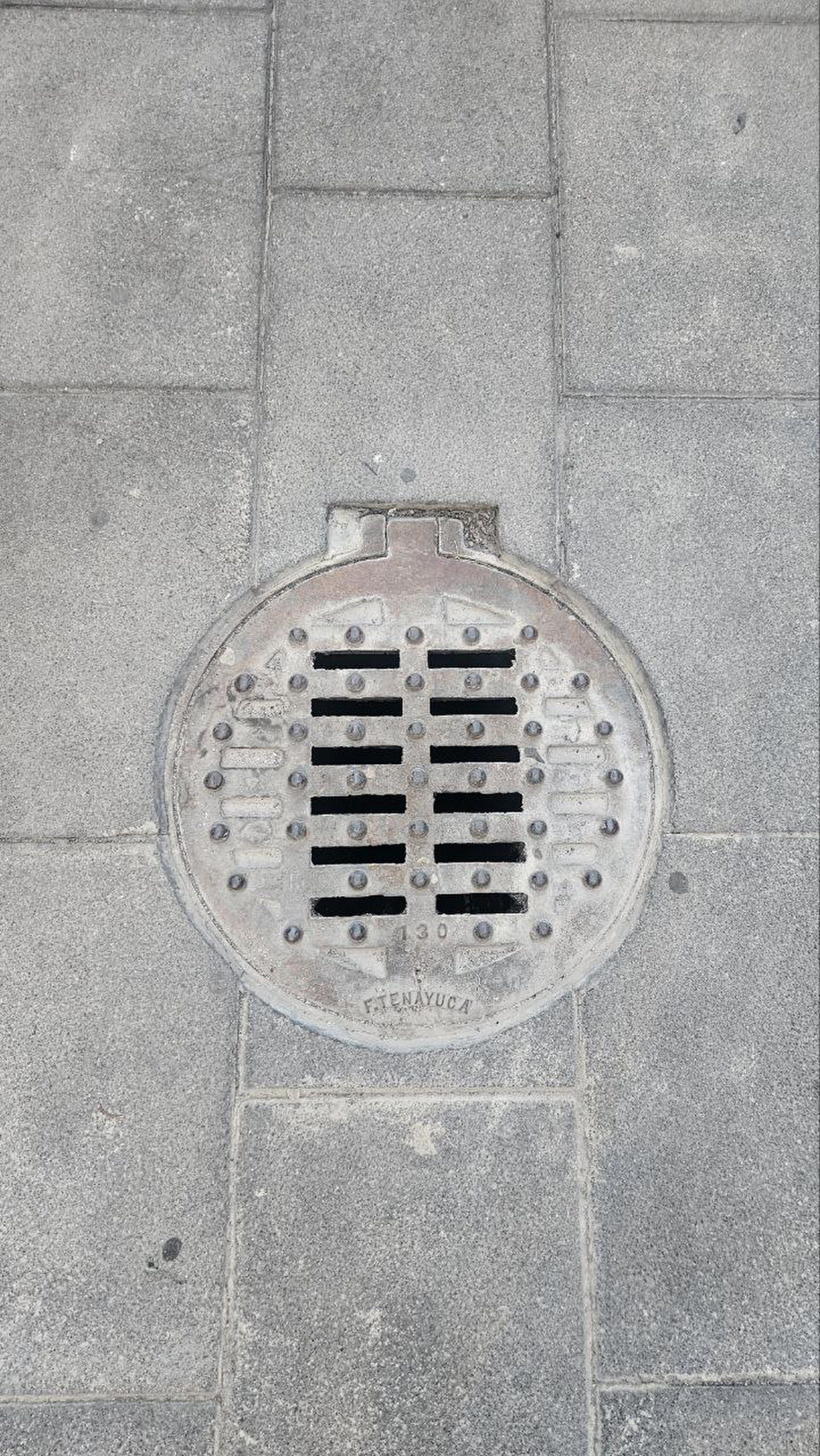 tapa alcantarilla tomada en ciudad de méxico en el año 2025. Material de la Fund