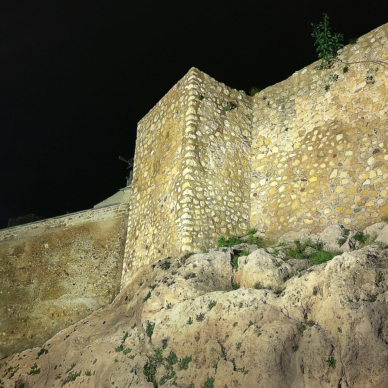 Old walls from the XI century, arabic origins.