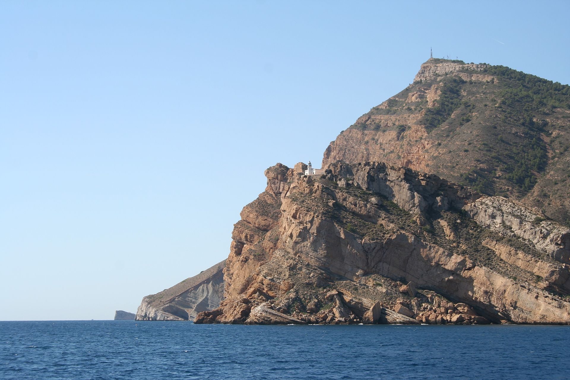 El faro del cabo del Estufador visto desde el mar, en Altea (Alicante, España)