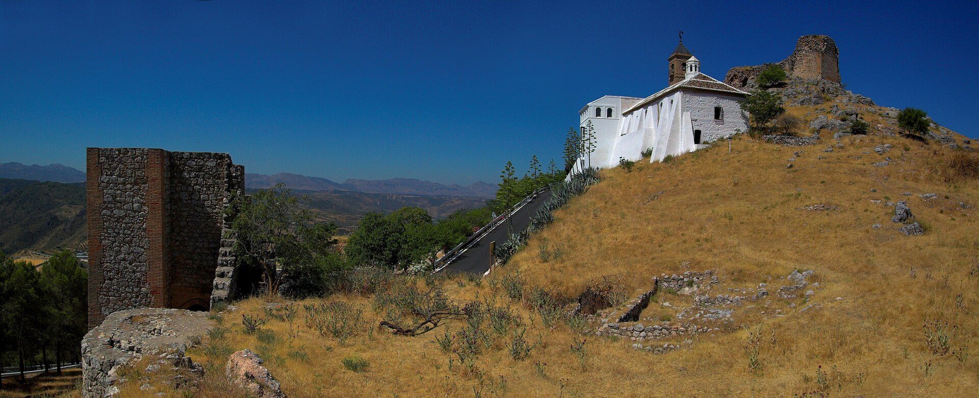 Panoramica de la ermita. | Zangarreon | CC BY-SA 3.0