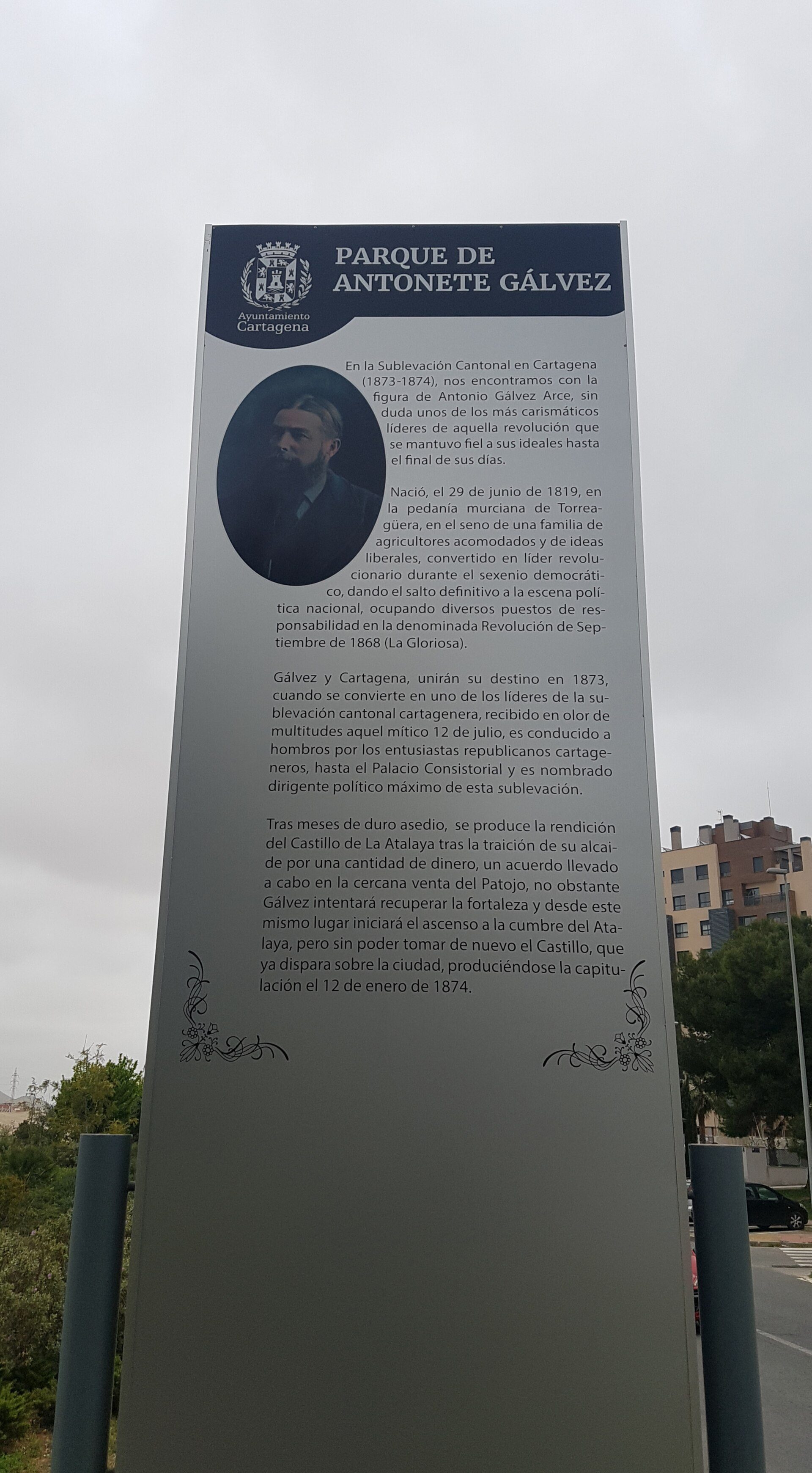 Alt text: Informational sign about Parque de Antonete Galvez, featuring a portrait and text in Spanish.