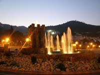 Fontein in Benahavís, 's avonds verlicht