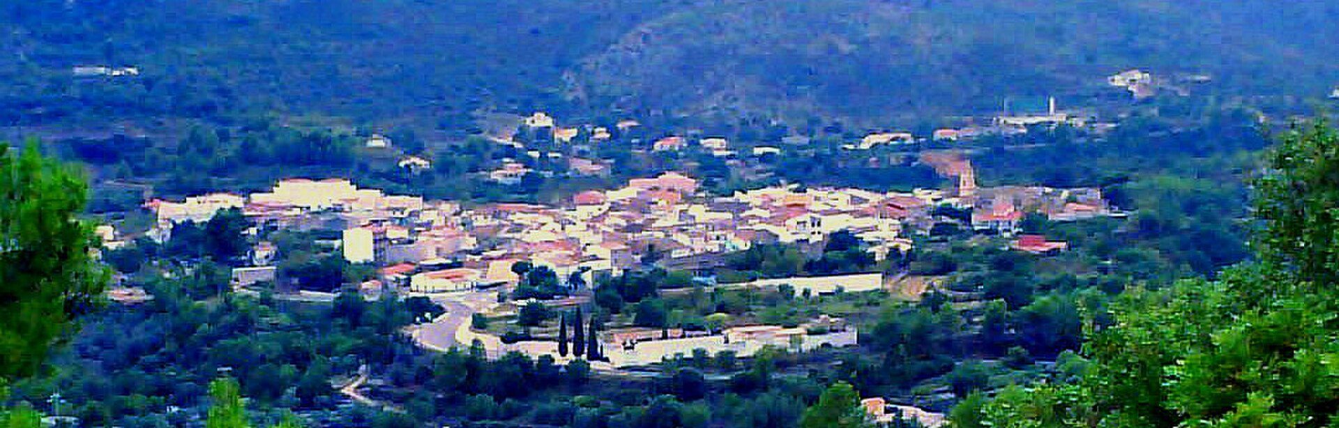 Alt text: Spacious room with panoramic mountain view, featuring a balcony and modern amenities.