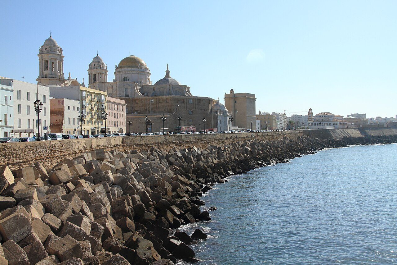 With 110,914 inhabitants (INE 2024), it is the most populous city in the Bay of 