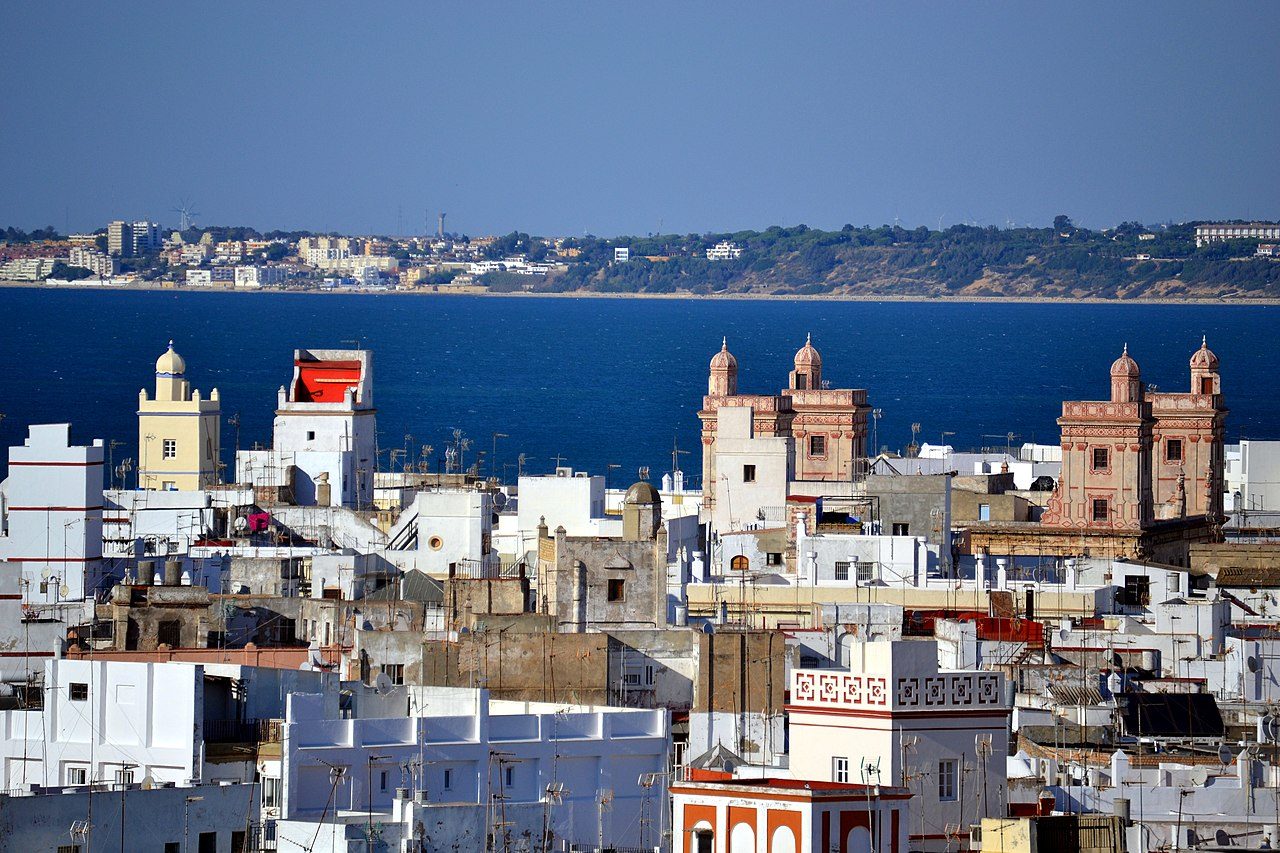 Vistas desde la Torre de Poniente de la Catedral de Cádiz, España.