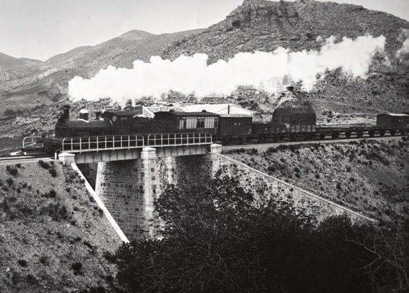Un tren de mercancías a su paso por la Rambla de la Jata, cerca de Cantoria, en 