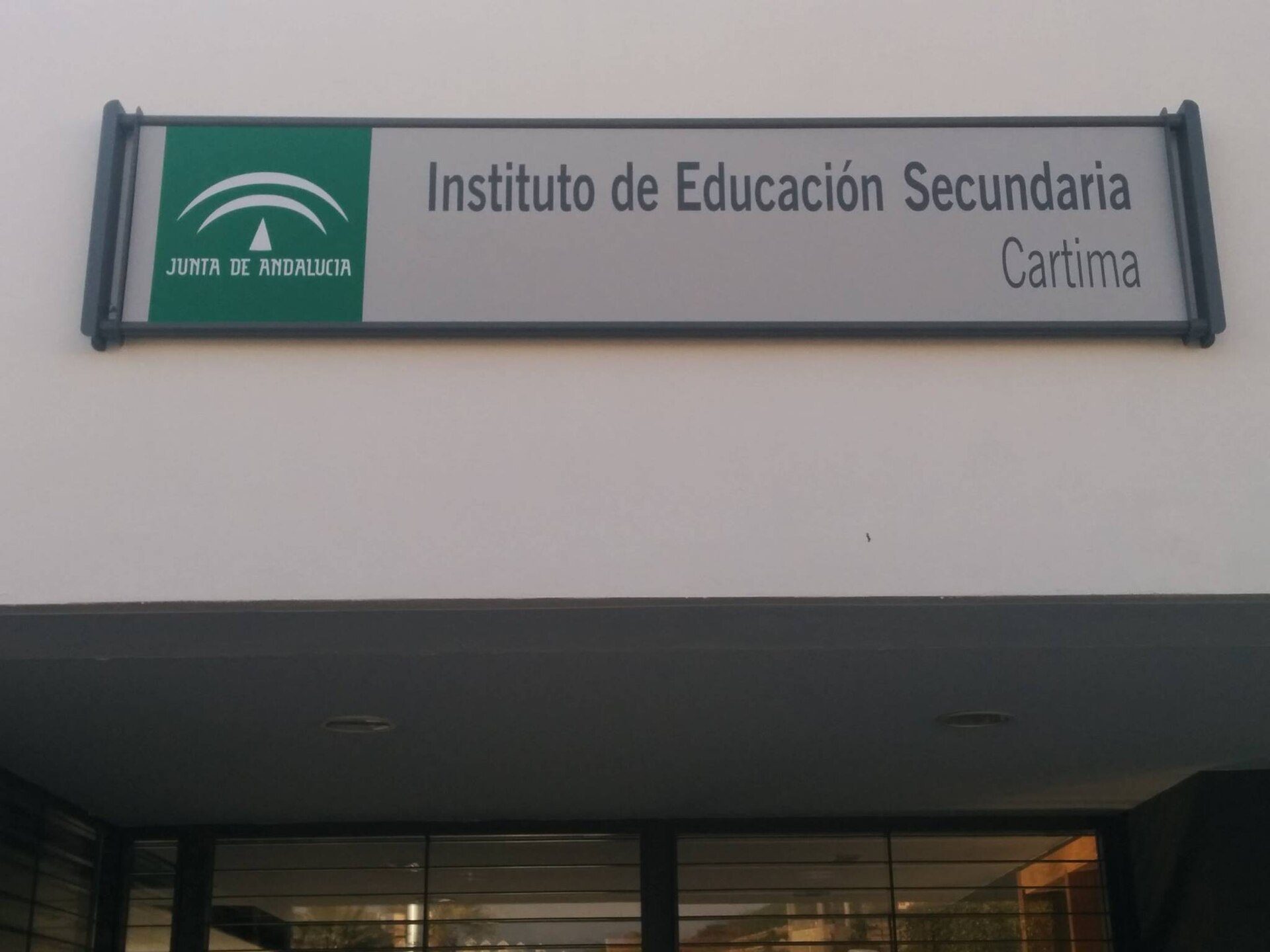 Sign for "Instituto de Educación Secundaria Cartima" with a green and white logo.